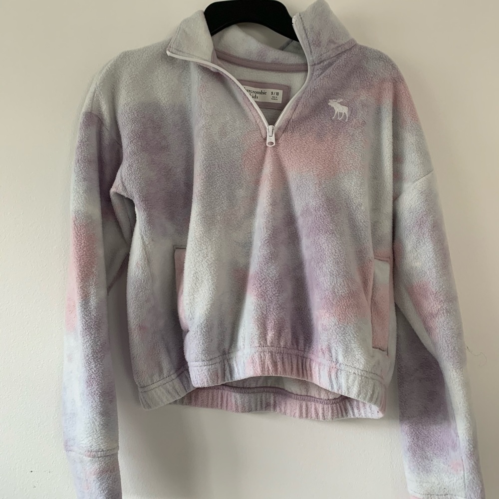Crew neck sweatshirt.